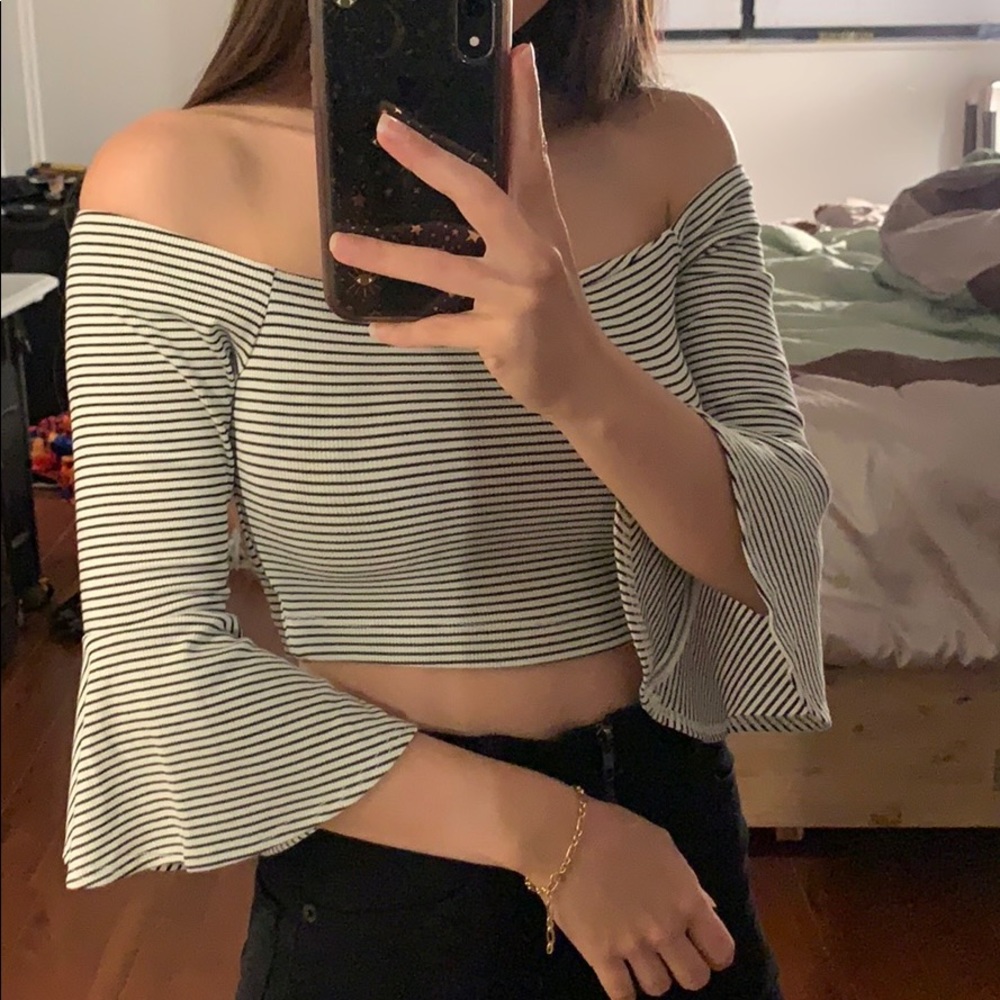 Off the shoulders bell sleeve crop top